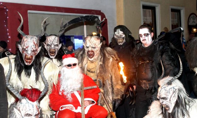 Traditioneller Perchtenlauf im Otterthal