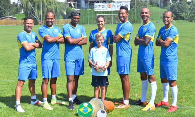 Kinder kicken mit brasilianischem Flair