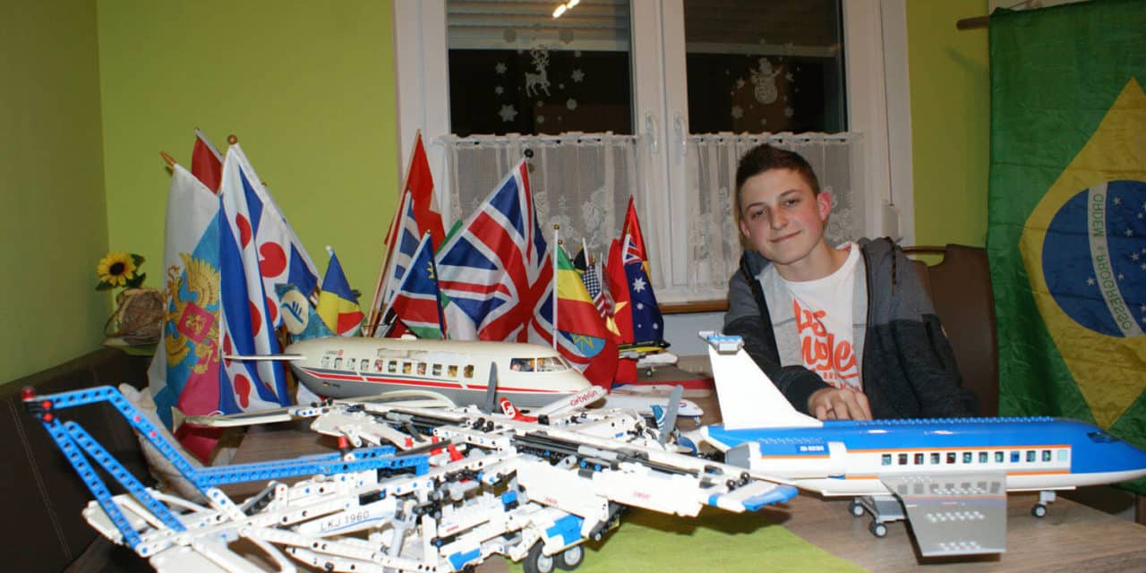 Domenik Ecker sammelt  Fahnen und Flugzeugmodelle