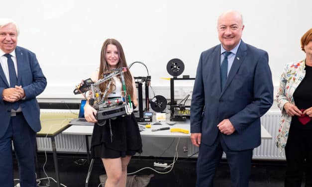 Schul-Labor für Roboter-Technik eröffnet