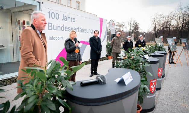 Mobile Ausstellung: Ein Hoch der Verfassung