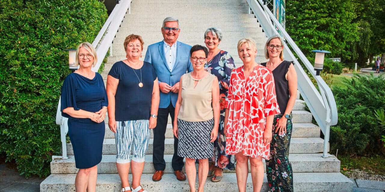 Bürgermeisterinnen zeigen Mädchen Politik