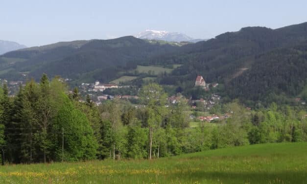 Familienrunde mit Kirchberg-Blick