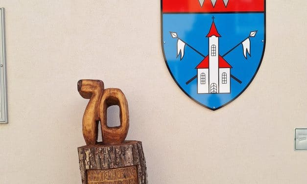 Eine Gemeinde feiert den 70er
