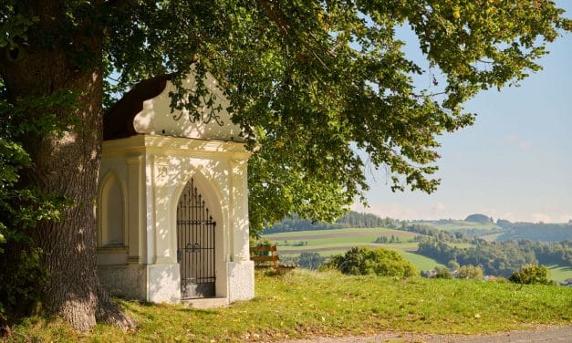 Platz 2: Kapelle mit viel Hügel-Panorama