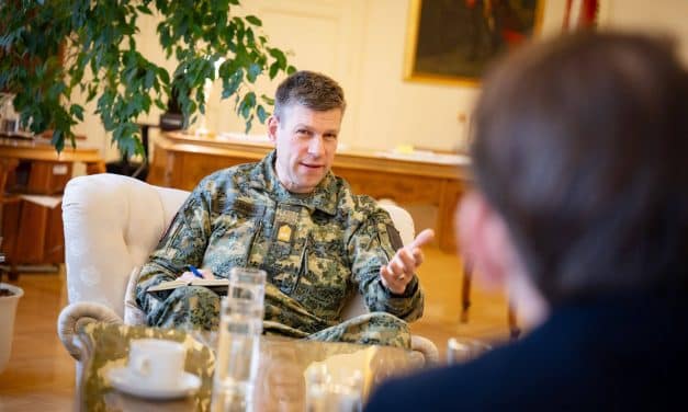 Neuer MilAk-Kommandant unterstreicht wichtige Zusammenarbeit mit der Region