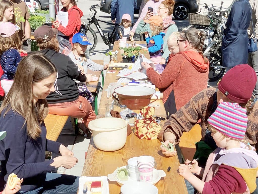 Fairer Handel hat Tradition 2 Kinder formen Samenkugeln
