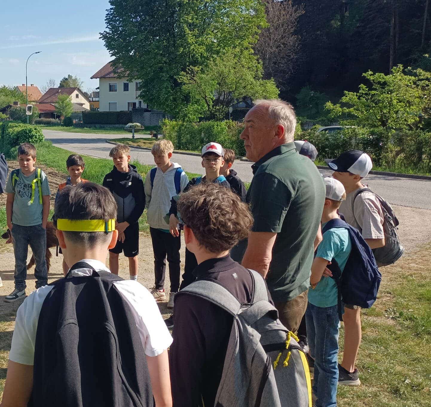 Wettkampf zum Thema Wald-Wissen 6 Station mit Foerster edited
