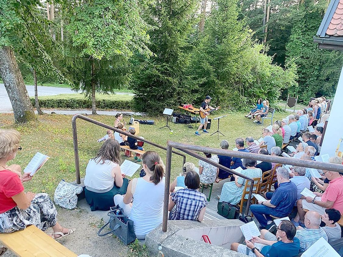 Gemeinsames Singen vor Kapelle Hochegg 1 Kapellenverein3 edited