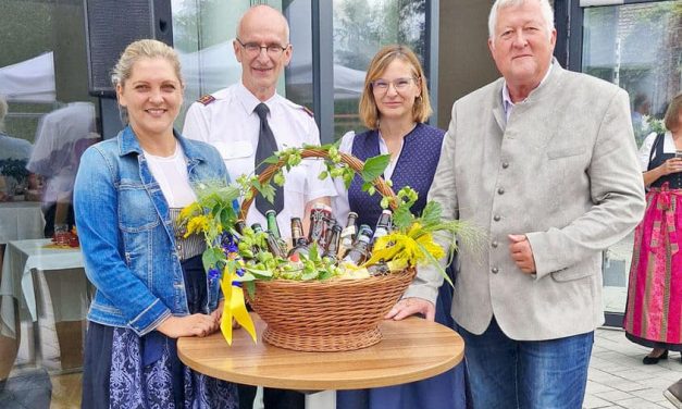 Im Dirndlgwandzum Frühschoppen