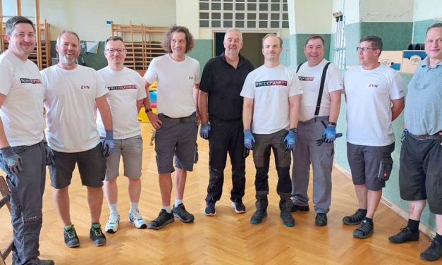 Netz NÖ-Mitarbeiter im Freiwilligen-Einsatz in Sachsenbrunn